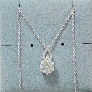 Elegant Silver Pendant Necklace